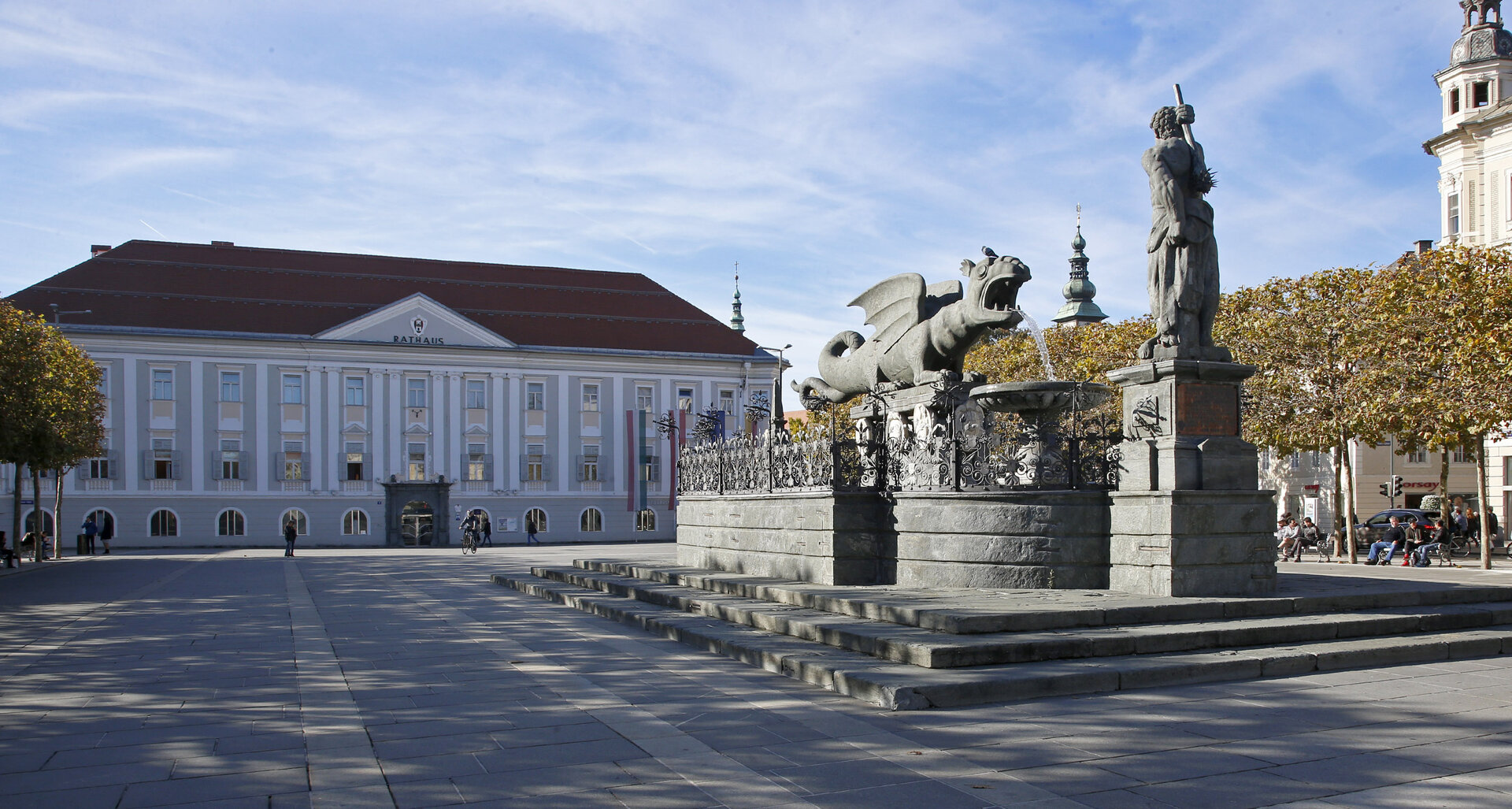 Rathaus - Neuer Platz mit Lindwurmbrunnen