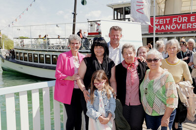 Bürgermeister Christian Scheider und Mag. Karin Ertl hießen die Teilnehmerinnen der Muttertagsschifffahrt herzlich willkommen.  Foto: StadtKommunikation/Wajand