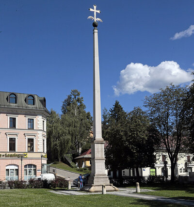 Der Obelisk mit goldenem Kreuz gekrönt in einem kleinen Park am Kardinalplatz©StadtPresse/Eggenberger