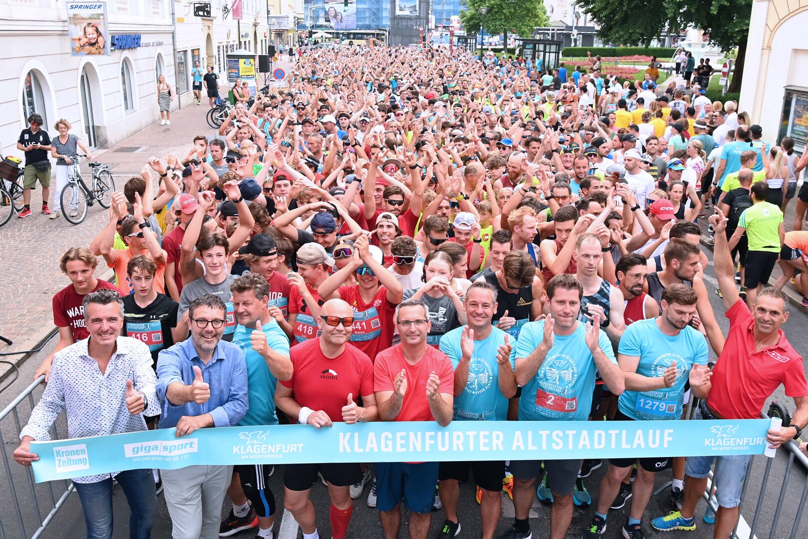 Vertreter der Stadtpolitik geben den Startschuss für den Altstadtlauf 2023.