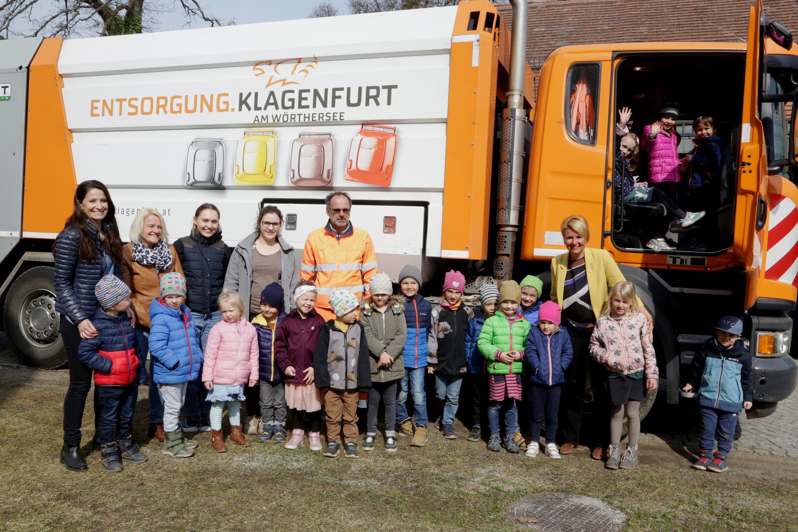 Stadträtin Sandra Wassermann mit den Kindern und dem Team vom Pfarrkindergarten Viktring.  Foto: StadtKommunikation/Wajand
