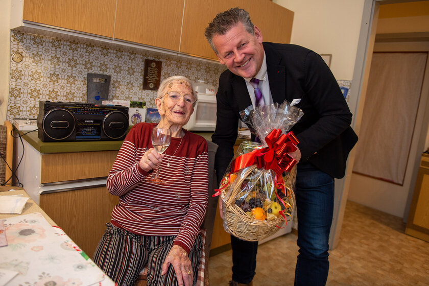  Bürgermeister Christian Scheider beschenkte Maria Langhans an ihrem 100. Geburtstag mit einem Obstkorb.  Foto: StadtKommunikation/Hude