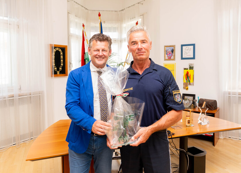 Oberst Ing. Josef Gramm bekam von Bürgermeister Christian Scheider  den Gläsernen Lindwurm der Landeshauptstadt verliehen.  Foto: StadtKommunikation/Wiedergut