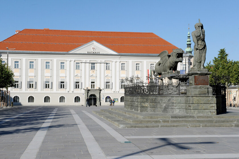 Neur Platz mit Rathaus und Lindwurm - Foto: StadtKommunikation