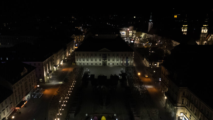Im Zuge der Earth Hour wurden die Lichter am Lindwurm und Rathaus abgedreht.  Foto: StadtKommunikation/Wiedergut