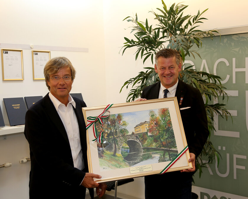 Bürgermeister Christian Scheider überreichte Otmar Petschnig (F&P  Unternehmensgruppe) als Geschenk ein Gemälde von Klagenfurt.  Foto: StadtKommunikation/Krainz