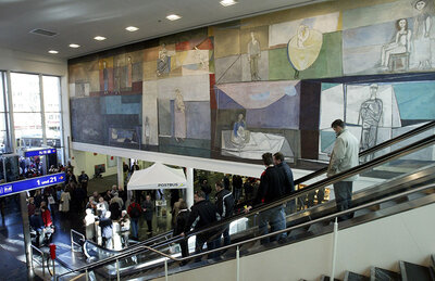 Großformatige Wandfresken von Giselbert Hoke in der Halle des Klagenfurter Bahnhofes©StadtPresse/Eggenberger