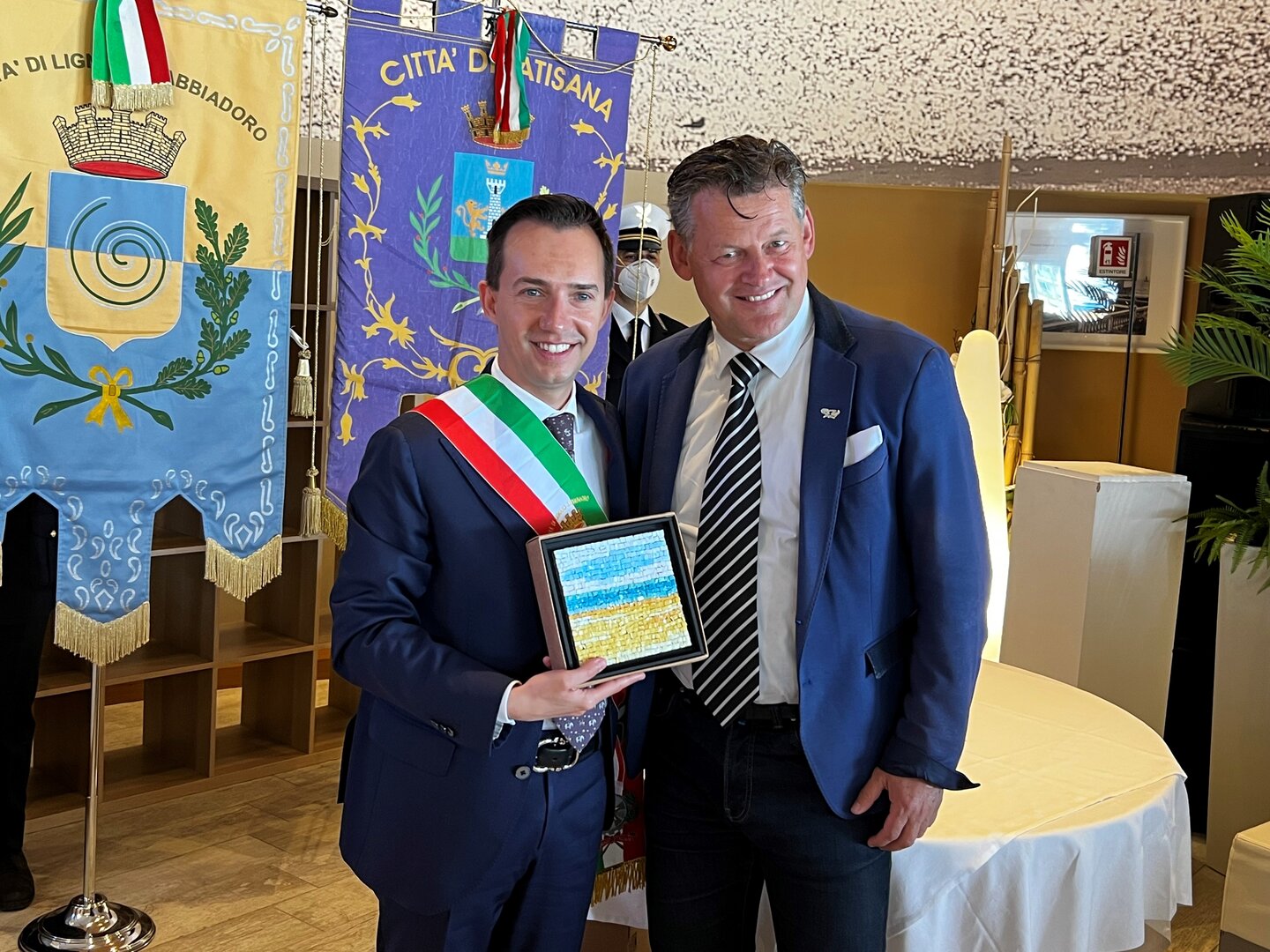 Bürgermeister Christian Scheider mit Amtskollege Luca Fanotto beim offiziellen Festakt zur Saisoneröffnung in Lignano Sabbiadoro.  Foto: Büro Bgm.
