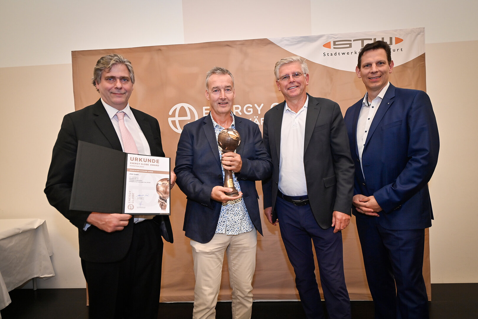 Klima- und Umweltschutzreferent Vzbmg. Prof. Mag. Alois Dolinar und Dr. Wolfgang Hafner (Leiter Abt. Klima- und Umweltschutz) nahmen den Energy Globe Award in der Kategorie Jugend für die Landeshauptstadt entgegen.
