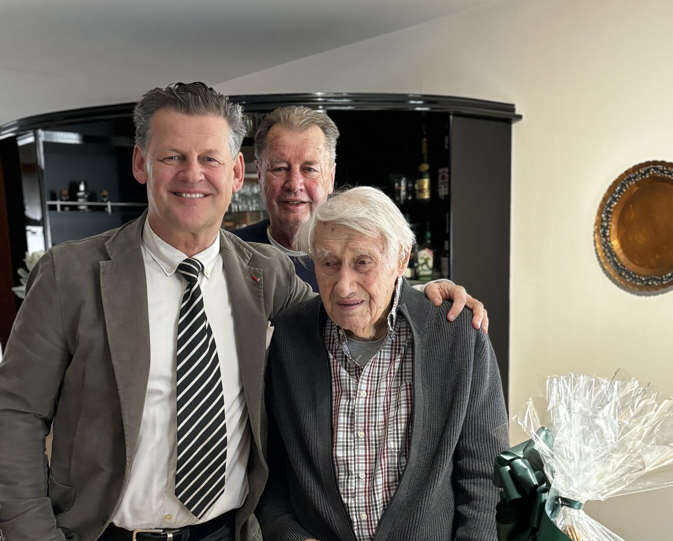 Jakob Heinrich Grottenegg freute sich über die persönlich überbrachten Glückwünsche von Bürgermeister Christian Scheider. Foto: Büro Bürgermeister