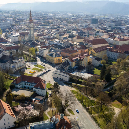 Luftaufnahme von Klagenfurt. Klagenfurt ist mit der EU-Mission ,,100 climate-neutral and Smart Cities" bis 2030 auf dem Weg zur Klimaneutralität.