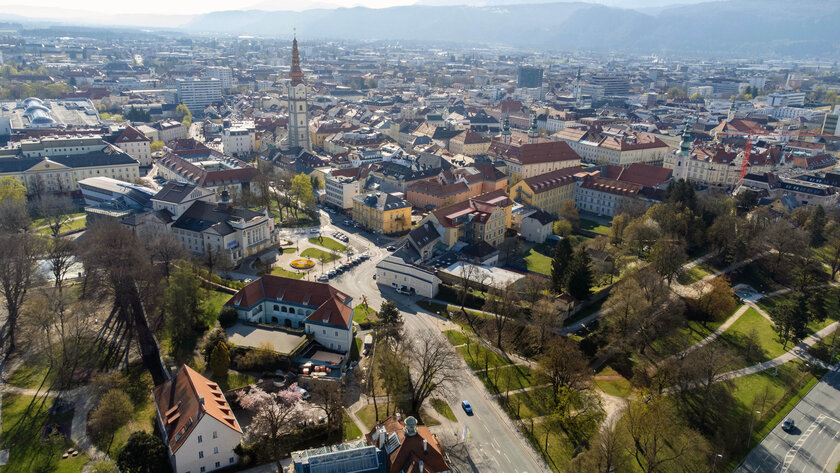 Luftaufnahme von Klagenfurt. Klagenfurt ist mit der EU-Mission ,,100 climate-neutral and Smart Cities" bis 2030 auf dem Weg zur Klimaneutralität.