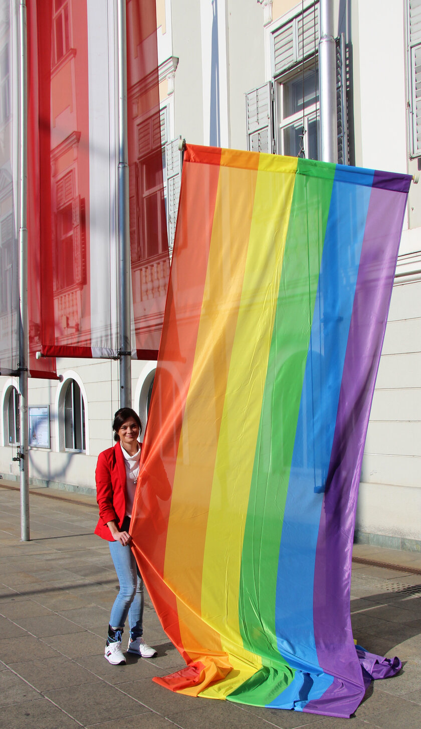Auf Initiative von Stadträtin Mag. Corinna Smrecnik wurde am Mittwoch wieder die Regenbogenfahne vor dem Rathaus gehisst.