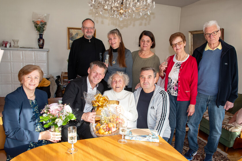 Zum 100. Geburtstag bekam Maria Primig von Bürgermeister Christian Scheider einen Geschenkskorb mit vielen Vitaminen überreicht. Foto: StadtKommunikation/Hude