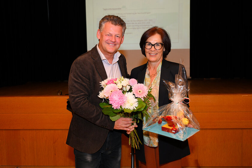 Bürgermeister Christian Scheider überreichte den Sozialpreis an die Obfrau des Frauenhauses Mag. Augustine Gasser.
