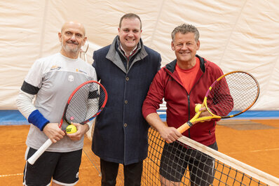 Bürgermeister Christian Scheider und Vizebürgermeister Patrick Jonke sowie einem italienischen Gastspieler kurz vor Spielbeginn. Foto: SK/Zangerle