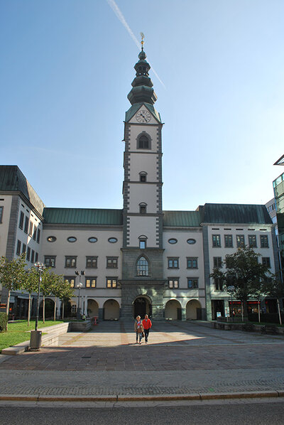 Domkirche mit dominierendem Turm und Domplatz©StadtPresse
