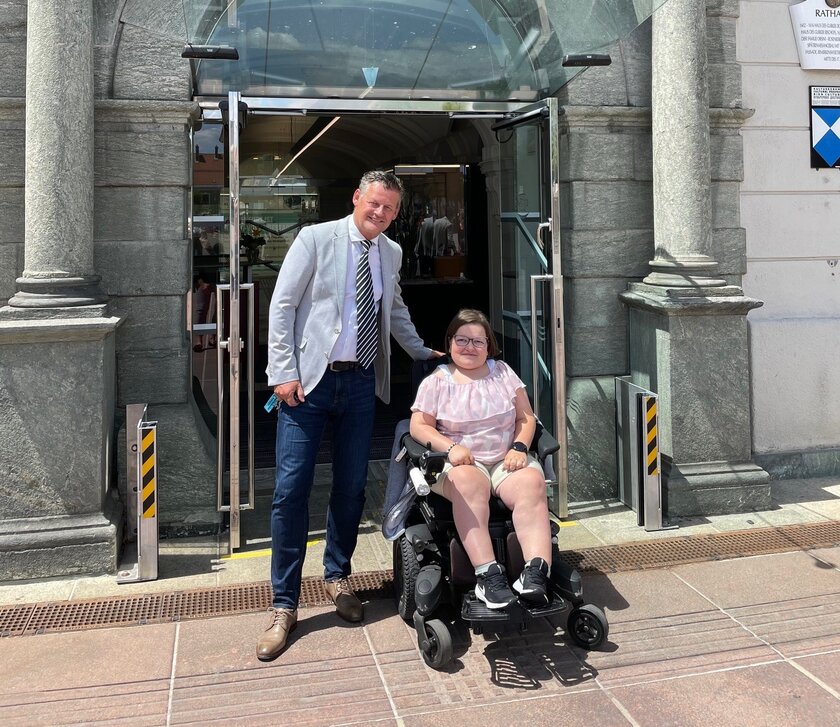 Bürgermeister Christian Scheider begrüßte Milena persönlich an ihrem  ersten Tag im Rathaus und wünschte ihr einen erfolgreichen Start.  Foto: Stadtkommunikation