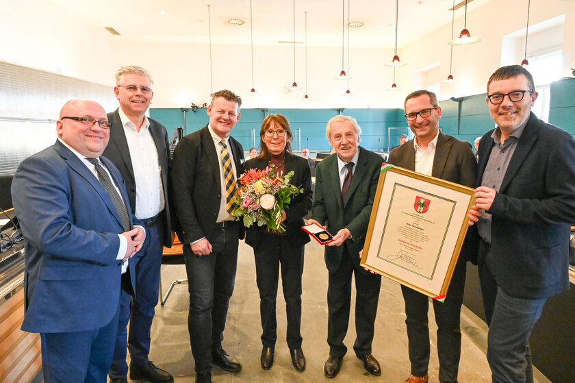 Goldene Medaille der Landeshauptstadt Klagenfurt für Prof. Hans Hiesberger. Bürgermeister Christian Scheider, Prof. Hans Hiesberger und Gattin Dr. Micha Souvan, Vizebürgermeister Prof. Mag. Alois Dolinar, Kulturstadtrat Mag. Franz Petritz, Kulturabteilungsleiter und Laudator Mag. Alexander Gerdanovits und Gemeinderat Mag. Manfred Jantscher. Foto: StadtKommunikation / Evelyn Hronek