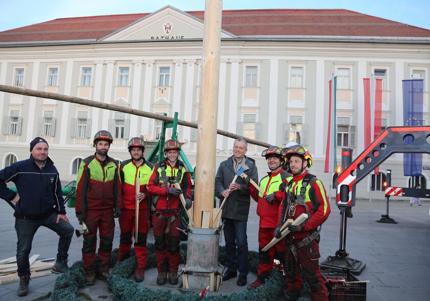 Stadtrat Max Habenicht bedankte sich bei den Mitarbeitern von Berufsfeuerwehr und Stadtgarten für das Aufstellen des Maibaums.