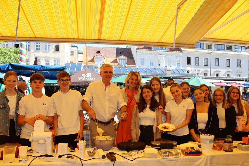 Vizebürgermeister Prof. Mag. Alois Dolinar besuchte die Schülerinnen und Schüler bei ihrem Marktstand am Benediktinermarkt. Foto: StadtKommunikation/Kaimbacher