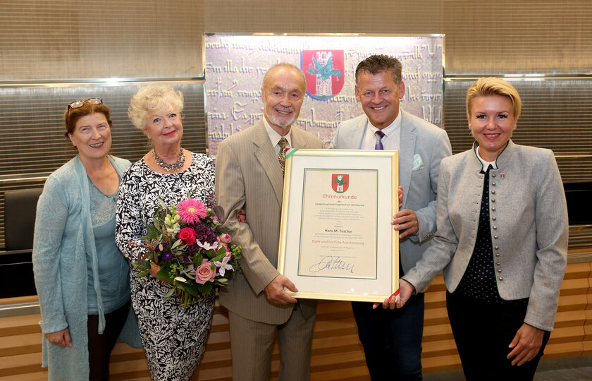 Bürgermeister Christian Scheider, Stadträtin Sandra Wassermann, BA und Gemeinderätin Gabriela Holzer freuten sich den Tausendsasa Prof. Hans Tuschar die Ehrenurkunde der Landeshauptstadt zu überreichen. Foto: StadtKommunikation/Krainz