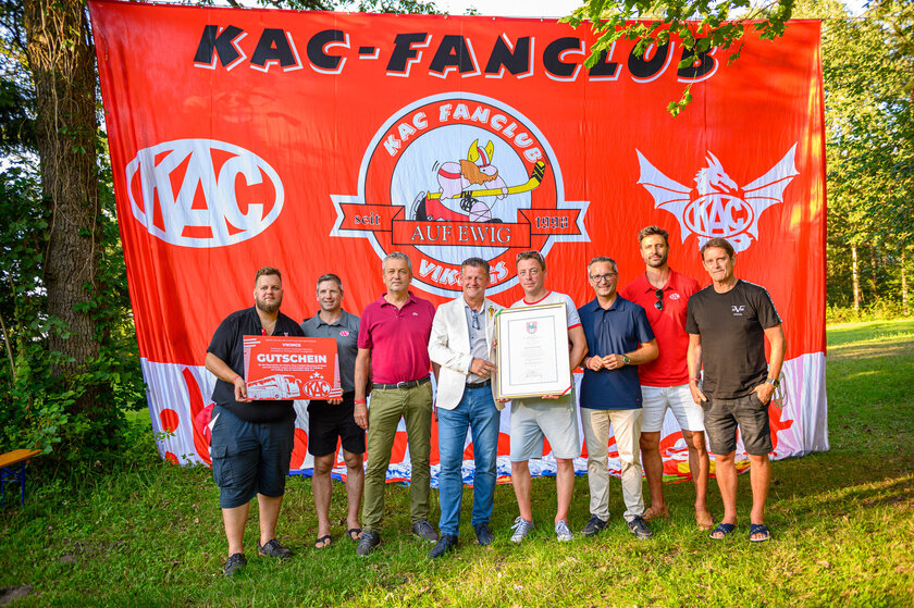 Bürgermeister Christian Scheider, Sportstadtrat Franz Petritz und Stadtrat Max Habenicht verliehen den Mitgliedern des KAC Fanclubs Vikings das Stadtwappen.