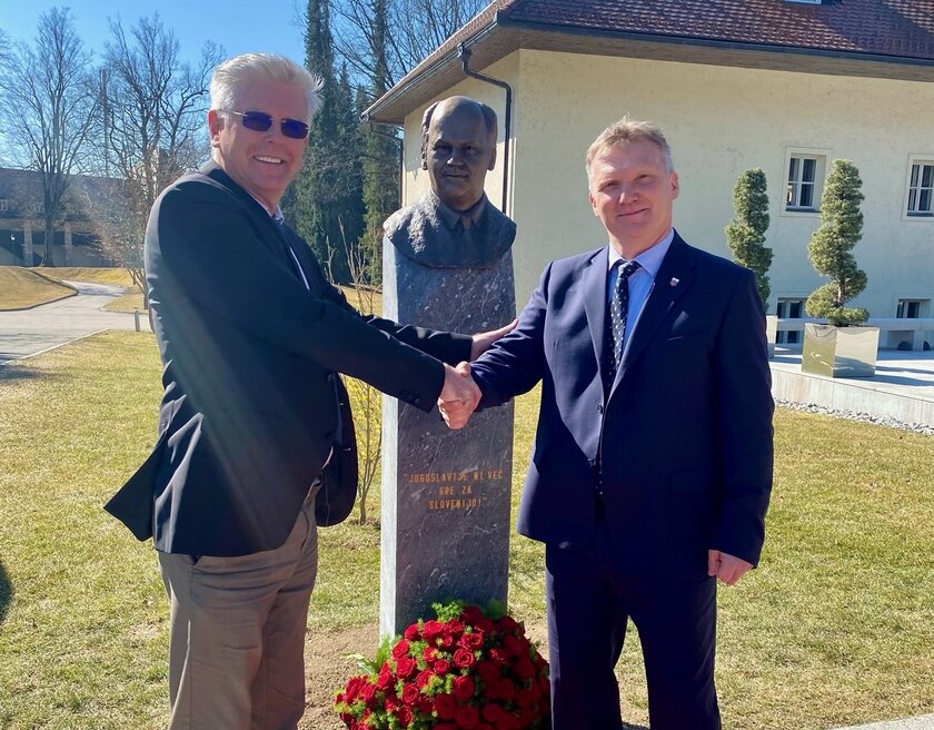 Europareferent Vizebürgermeister Prof. Mag. Alois Dolinar bei der Enthüllung des Denkmals von Jože Pučnik mit dessen Sohn Sohn Gorašd Pučnik. © StadtKommunikation