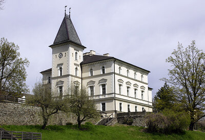 Schloss Krastowitz mit mächtigem Turm©StadtPresse/Puch