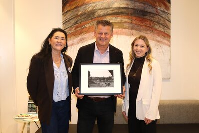 Bürgermeister Christian Scheider nahm das Gastgeschenk der Gedenkveranstaltung in der polnischen Partnerstadt Rzeszów von den beiden Professorinnen des Europagymnasiums, Prof. Beverley Pötzl und Prof. Michelle Slanitsch, entgegen. Foto: StadtKommunikation/Buchner