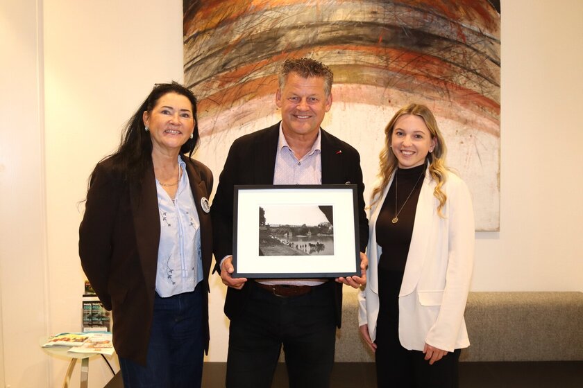 Bürgermeister Christian Scheider nahm das Gastgeschenk der Gedenkveranstaltung in der polnischen Partnerstadt Rzeszów von den beiden Professorinnen des Europagymnasiums, Prof. Beverley Pötzl und Prof. Michelle Slanitsch, entgegen. Foto: StadtKommunikation/Buchner