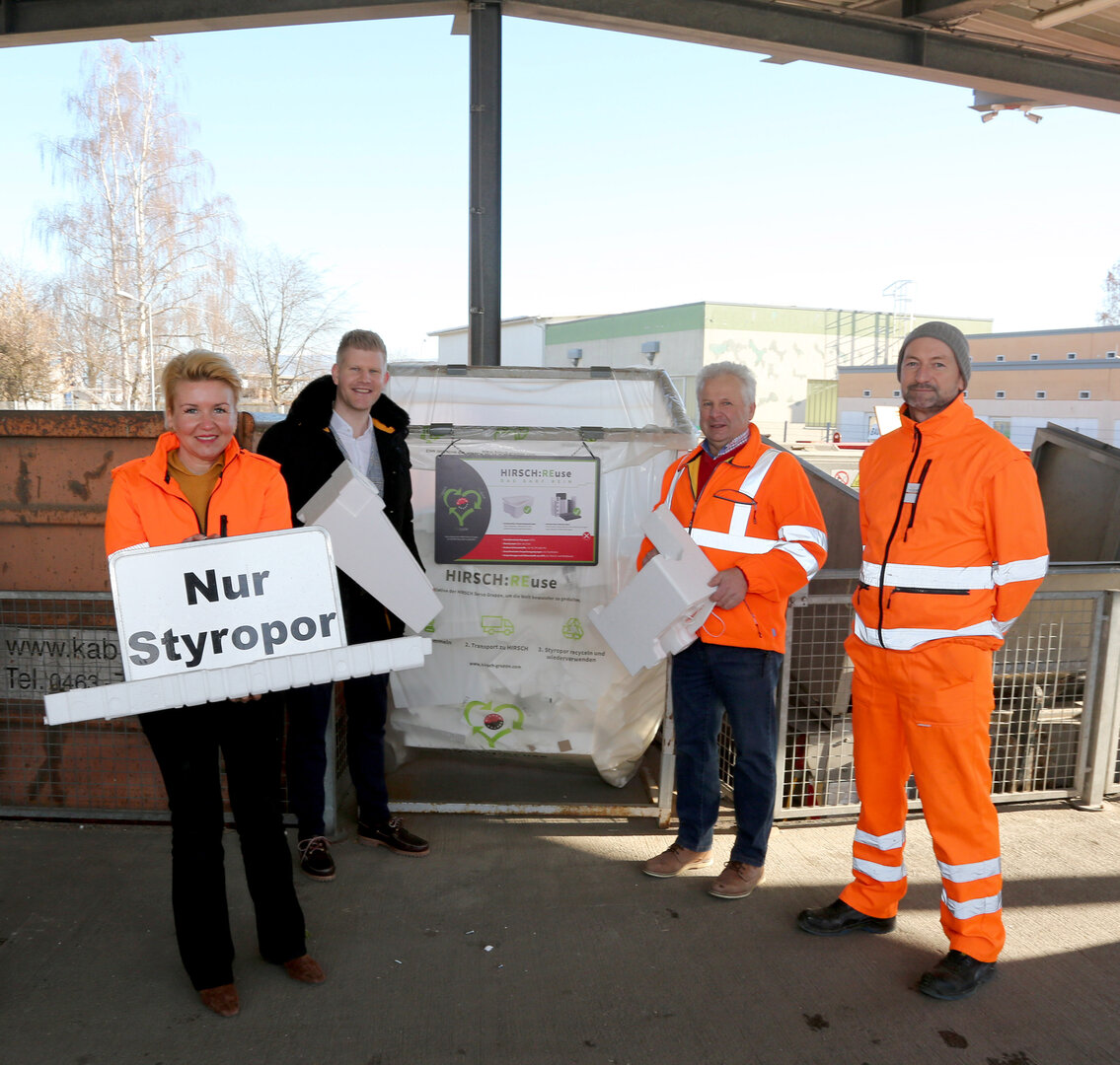 StR Sandra Wassermann, Thomas Kandolf, Karl Lehrbaum und Günther Inze bringen Nachschub für den HIRSCH:REuse-Sack für sauberes Styropor