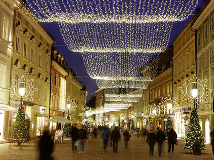 Fußgängerzone Alter Platz im Advent mit Lichterketten und beleuchteten Bäumchen©StadtPresse/Puch