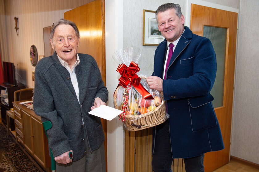 Zum 102. Geburtstag bekam Alfred Schlagg am Sonntag von Bürgermeister Christian Scheider einen Geschenkskorb mit vielen Vitaminen überreicht.