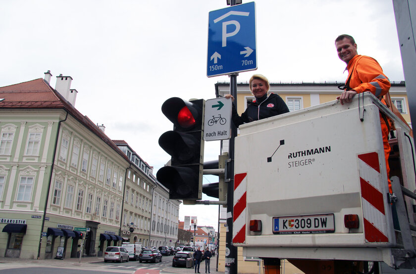 Stadträtin Sandra Wassermann hat beim Montieren der Zusatztafel bei der Kreuzung Perhartgasse/Dr.-Hermann-Gasse mitgeholfen.