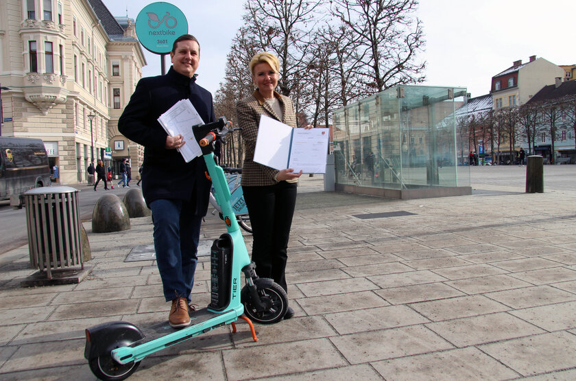 Straßenbau- und Verkehrsstadträtin Sandra Wassermann und Verkehrsausschuss-Obmann Gemeinderat Christian Glück haben die neue E-Scooter-Verordnung gemeinsam erarbeitet.