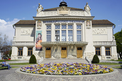 Stadttheater mit Blumenrondeau davor©StadtPresse/Puch