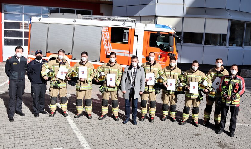 Die Berufsfeuerwehr Klagenfurt darf sich über personellen Zuwachs freuen: Sieben Probe-Feuerwehrmänner haben am Dienstag ihre Grundausbildung erfolgreich abgeschlossen und werden ab März in den 24-stündigen Einsatzdienst integriert.