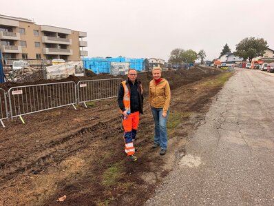 Straßenbau- und Verkehrsstadträtin Sandra Wassermann, BA MA mit Hubert Ebner, Polier bei der Firma Swietelsky, beim Baustart des dritten Bauabschnittes in der Harbacher Straße. Foto: Ing. Gerhard Jamnig