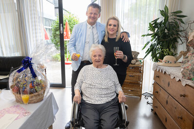 Wilhelmine Obmann hat gemeinsam mit Bürgermeister Christian Scheider auf ihren Geburtstag angestoßen. Foto: StadtKommunikation/Kulmer