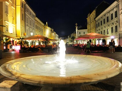 Alter Platz am Abend mit Brunnen©StadtPresse/Fritz