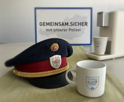 Die Bevölkerung kann sich unkompliziert und ungezwungen mit Polizistinnen und Polizisten bei einer Tasse Kaffee über Sicherheitsfragen und Alltägliches austauschen.