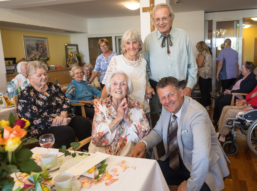 Bürgermeister Christian Scheider gratuliert Maria Zimprich gemeinsam mit Sohn und Schwiegertochter zum 100. Geburtstag.   Foto: StadtKommunikation / Kulmer