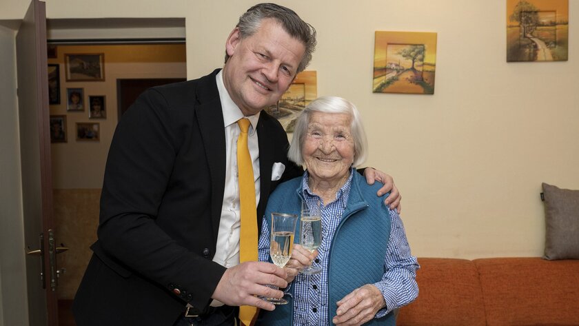 Bürgermeister Christian Scheider besuchte Aloisia Rainer zum 102. Geburtstag. Bild: StadtKommunikation/Hude