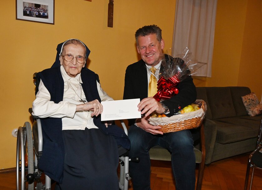Bürgermeister Christian Scheider besuchte Ordensschwester Maria  Nopp zum 105. Geburtstag.  Foto: StadtKommunikation/Hronek