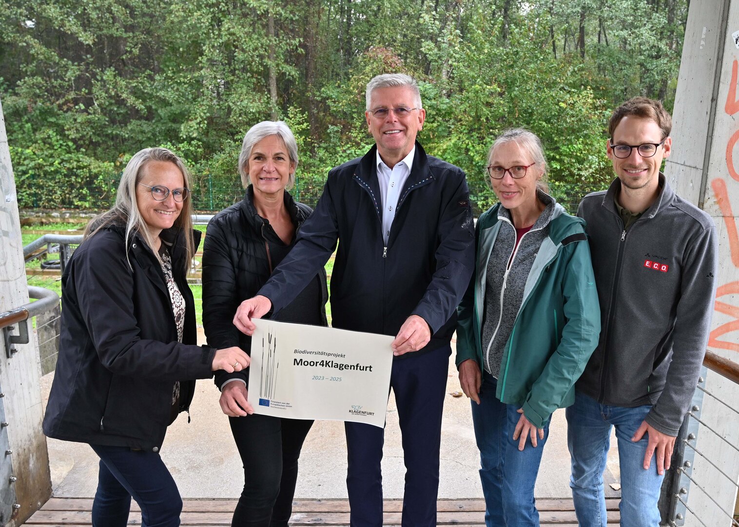 Susanne Glatz-Jorde (E.C.O. Institut), Astrid Albrecht (Abt. Klima- und Umweltschutz), Vzbgm. Alois Dolinar, Eljalill Spazier (Abt. Klima- und Umweltschutz) und Raphael Süßenbacher (E.C.O. Institut) stellten gemeinsam das Projekt „Moor4Klagenfurt“ vor.
