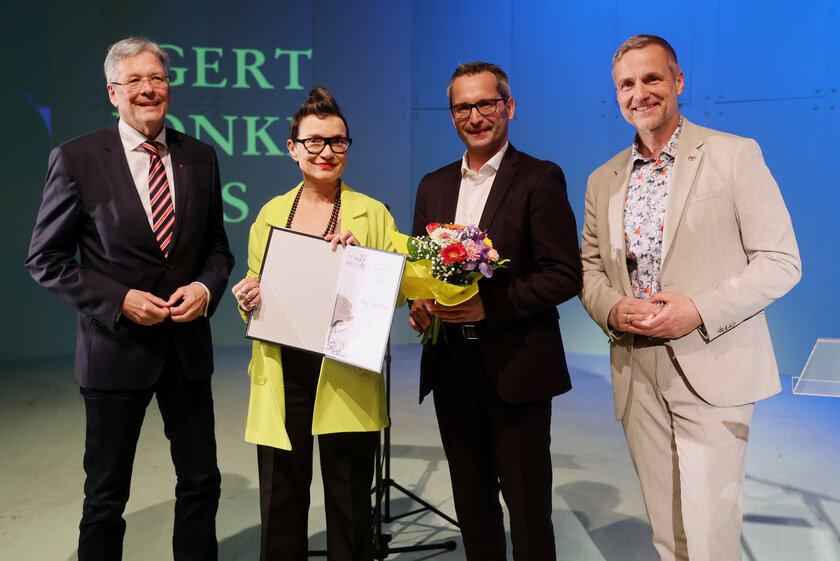 Gert-Jonke-Preisträgerin Olga Flor mit Kulturstadtrat Mag. Franz Petritz, Landeshauptmann Dr. Peter Kaiser und Gemeinderat Michael Gussnig.
