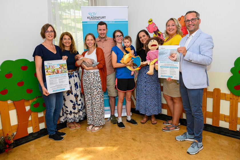 v.l.n.r. Regina Matiz (Physiotherapeutin), Dr.in phil. Jutta Hafner-Sorger (Abteilung Gesundheit, Jugend und Familie), Familie Guggenberger mit Kind, Frau Trupp mit Kind, Mag.a Barbara Schreier (Abteilung Gesundheit, Jugend und Familie), Andrea Cechak-Pötscher (EKiZ) und Gesundheits- und Familienreferent Stadtrat Mag. Franz Petritz. Foto: StadtKommunikation/Hude