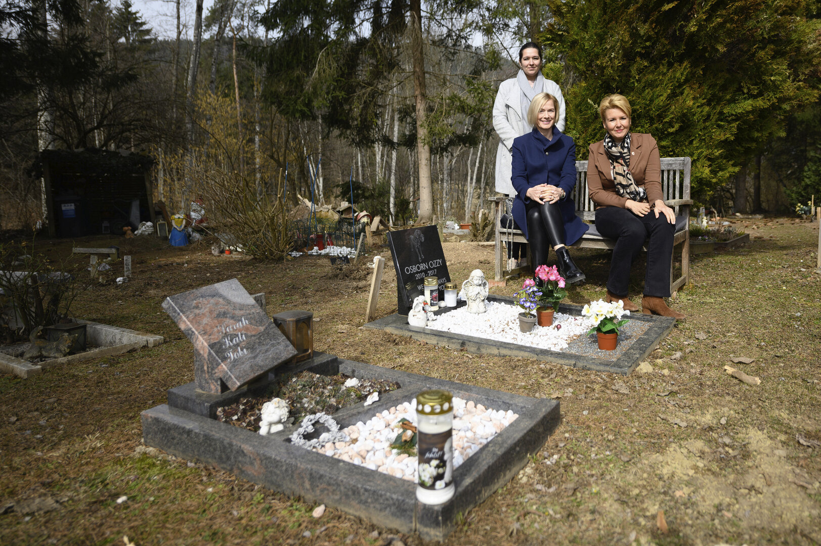 Stadträtin Sandra Wassermann zu Besuch auf dem Tierfriedhof mit Tiko-Präsidentin Dr. Tara Geltner (links sitzend) und Geschäftsführerin Kristina Koschier. Foto: StadtKommunikation/Thomas Hude