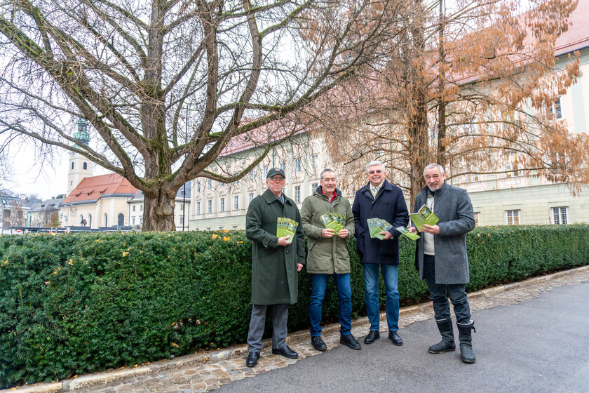 Am Mittwoch wurde die vierte Auflage des Buches „Natur in  Klagenfurt“ präsentiert. V.l.: Autor Dr. Phil. Ernst Woschitz, Dr. Wolfgang  Hafner, Leiter der Abteilung Klima- und Umweltschutz, Vizebürgermeister Prof.  Mag. Alois Dolinar und Achim Zecher (Verlag Heyn).  Foto: StadtKommunikation/Wiedergut